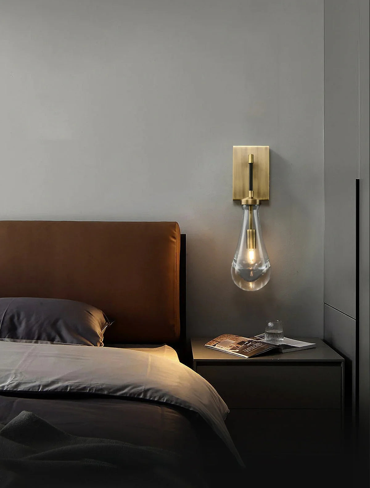 Wandlamp van traanvormig glas