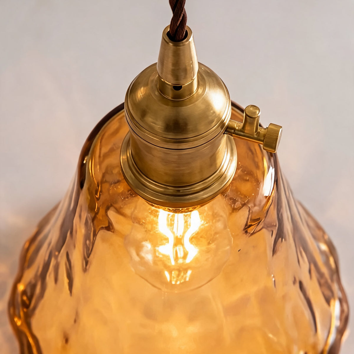 Vintage messingkleurige hanglamp met amberkleurig glas