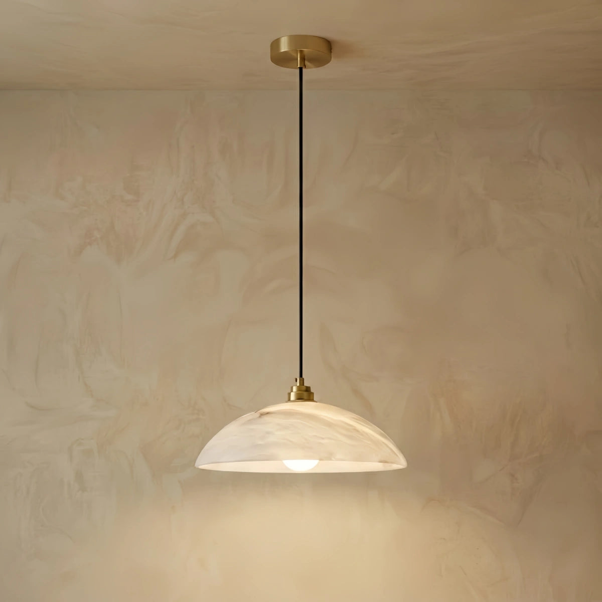 Hanglamp met koepel van gesneden albast en messing