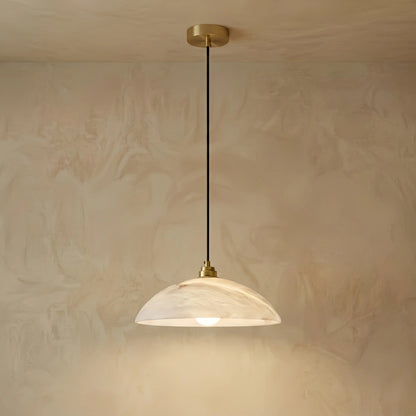 Hanglamp met koepel van gesneden albast en messing