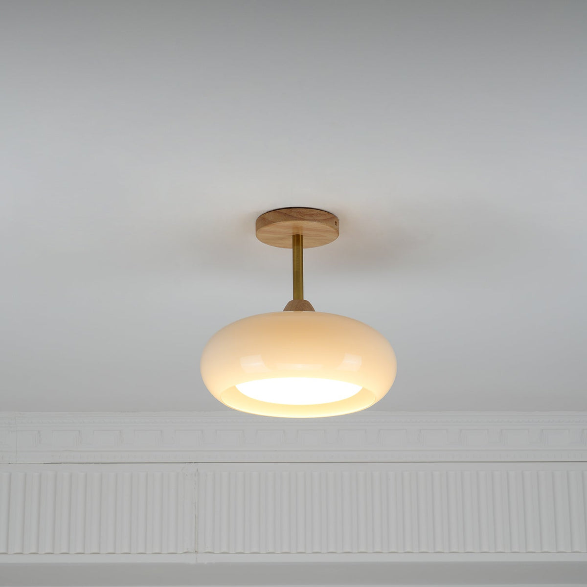 Ovale glazen houten plafondlamp