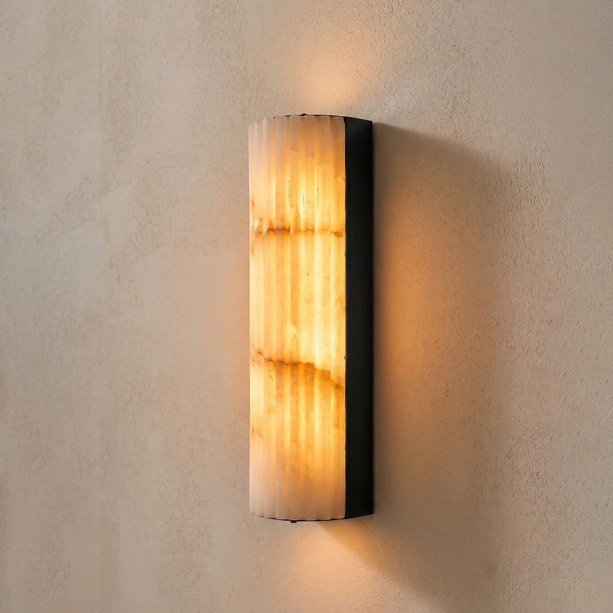 Minimalistische gegroefde albasten wandlamp Rivenna