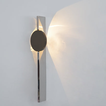 Sculpturale wandlamp met spiegelende schijf