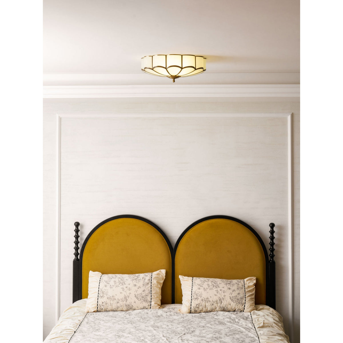 Plafondlamp van bloembladglas