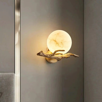 Wandlamp van albast met messingkleurige arm