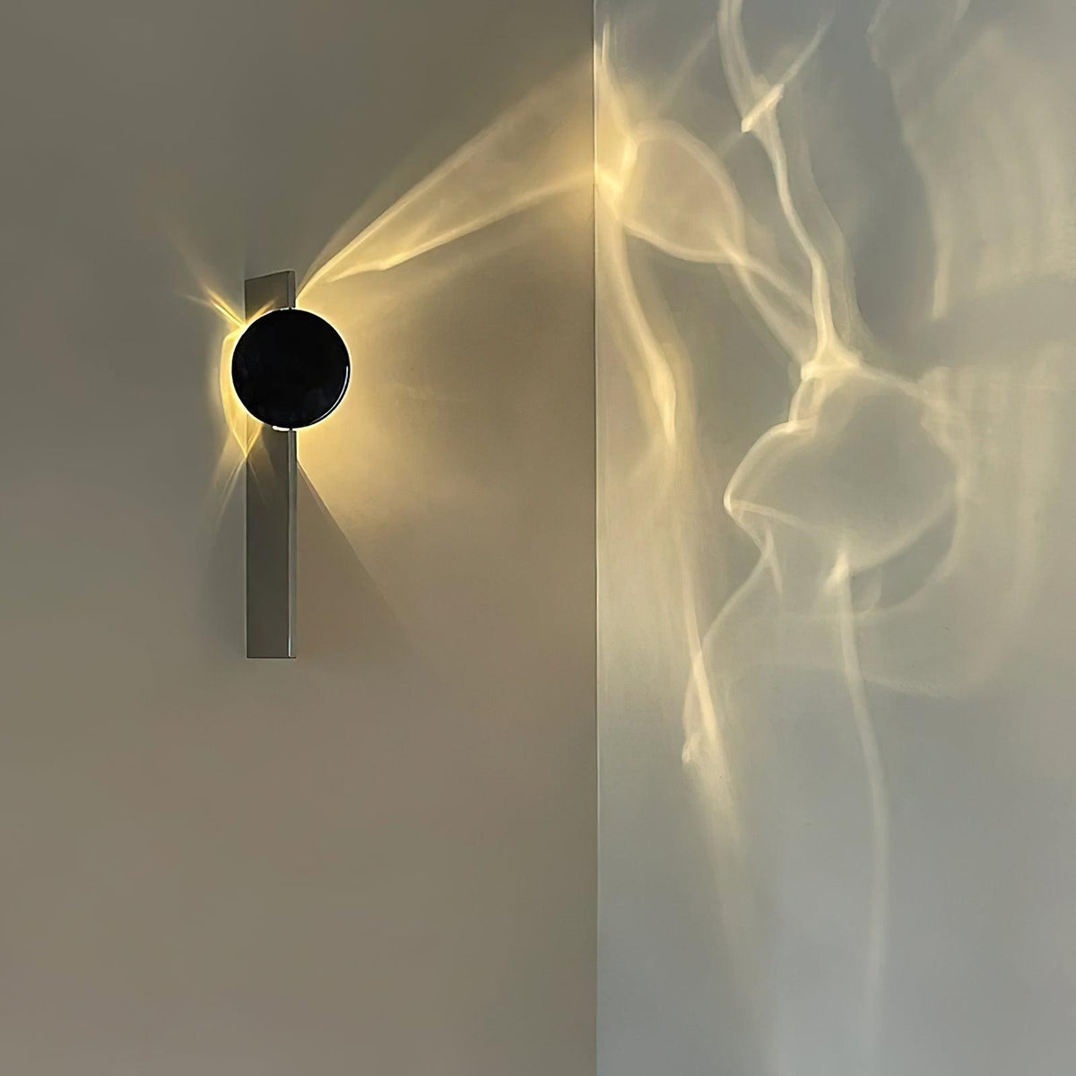 Sculpturale wandlamp met spiegelende schijf
