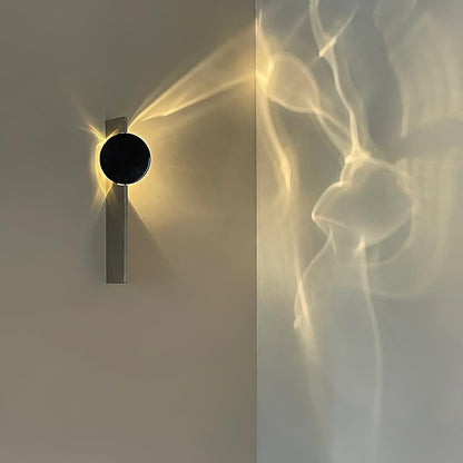 Sculpturale wandlamp met spiegelende schijf