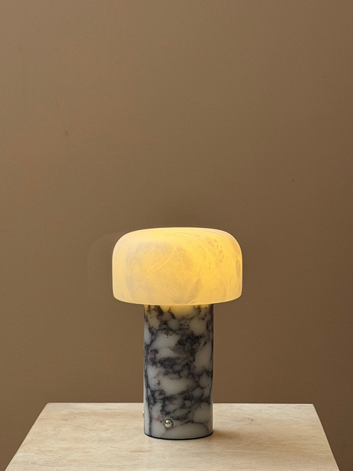 Brenvale wabi-sabi-tafellamp van travertijn