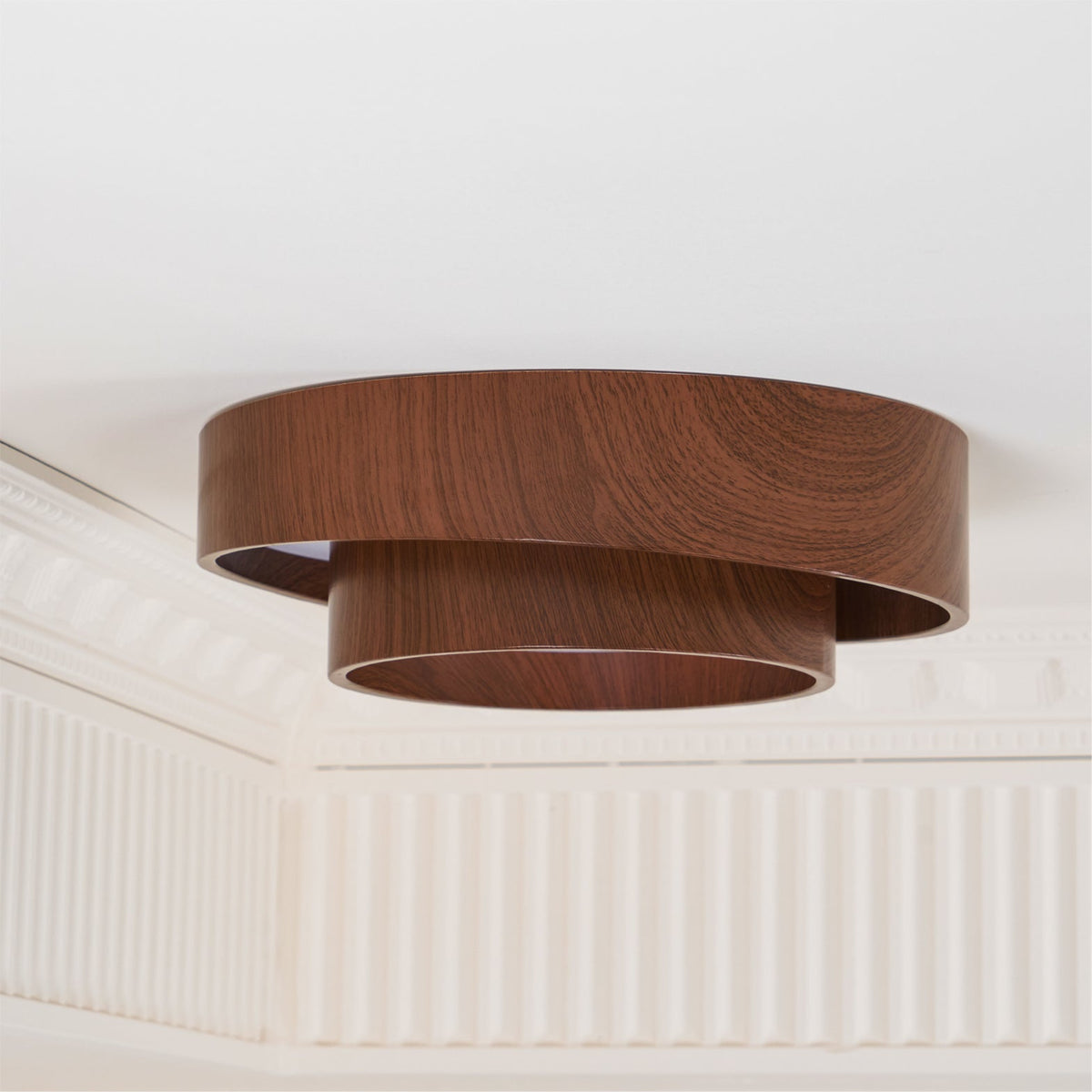 Walnootkleurige spiraalvormige plafondlamp met ringen
