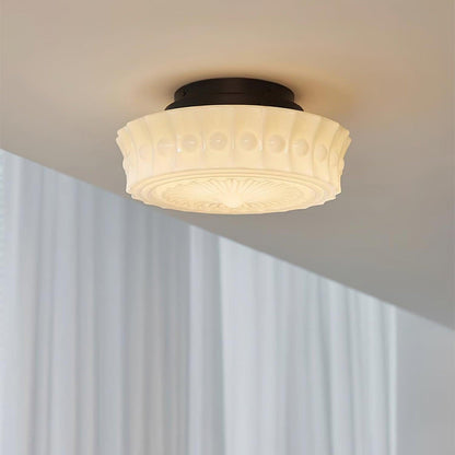 Plafondlamp van melkglas met geschulpte rand