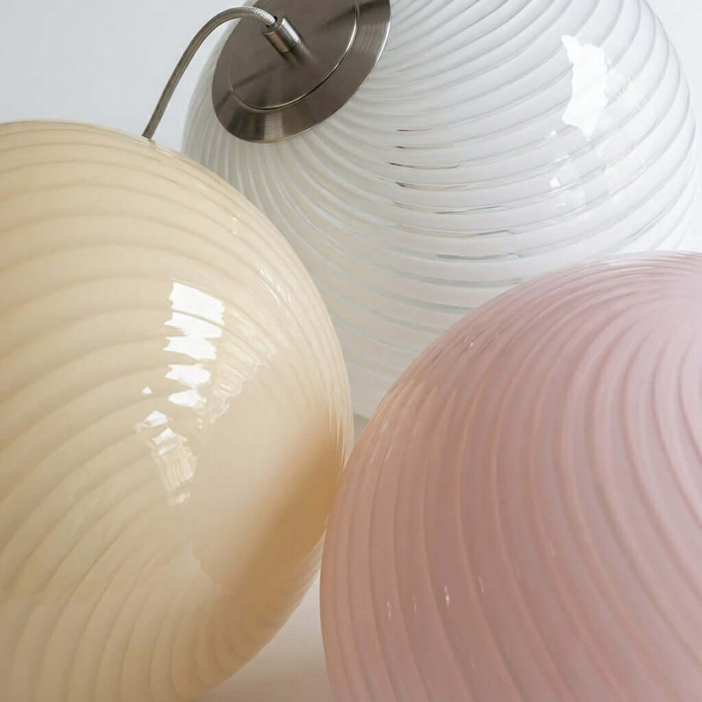 Hanglamp met gedraaide glazen bol