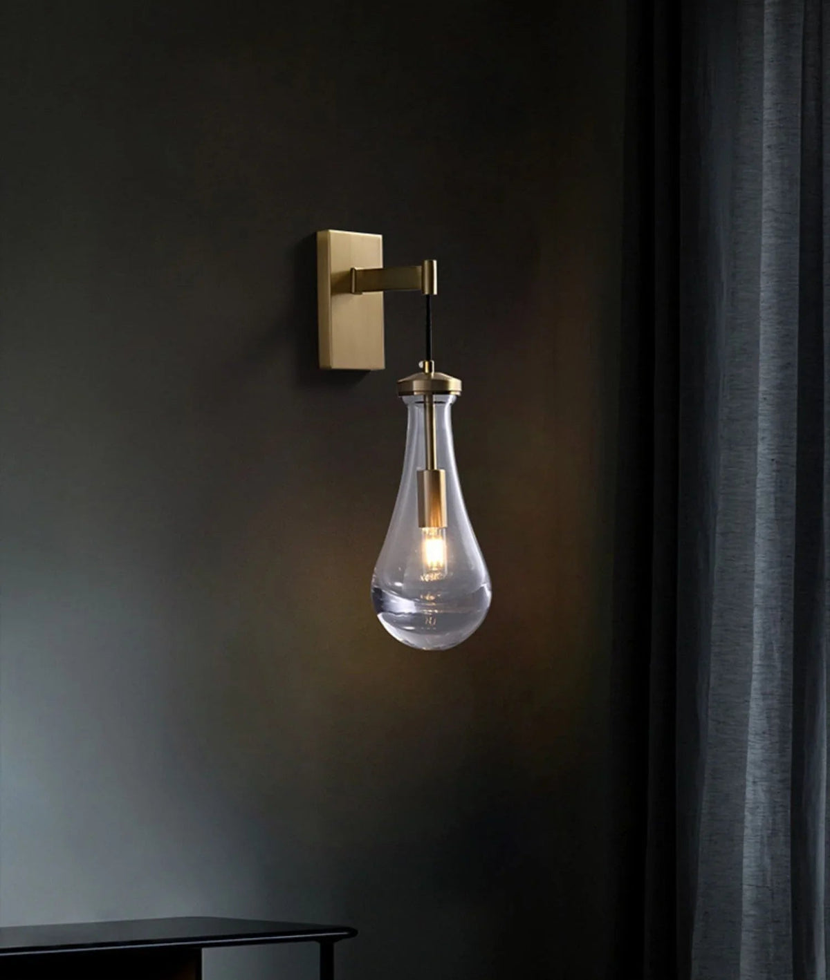 Wandlamp van traanvormig glas