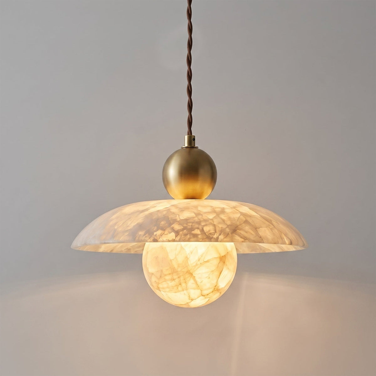 Messing hanglamp met albasten bol