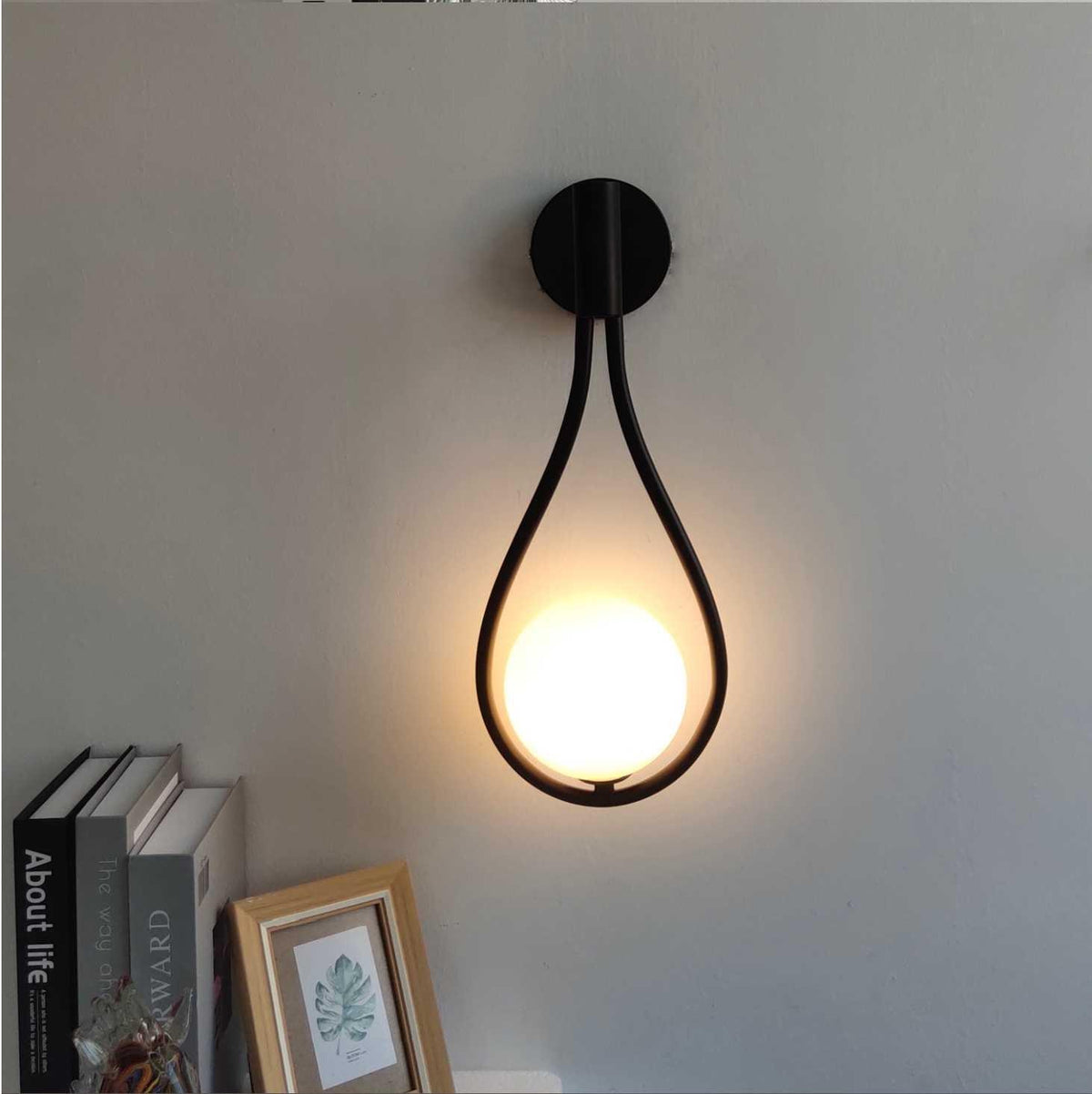 Orvenna Globe-wandlamp van ijzer in druppelvorm