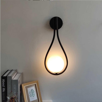 Orvenna Globe-wandlamp van ijzer in druppelvorm