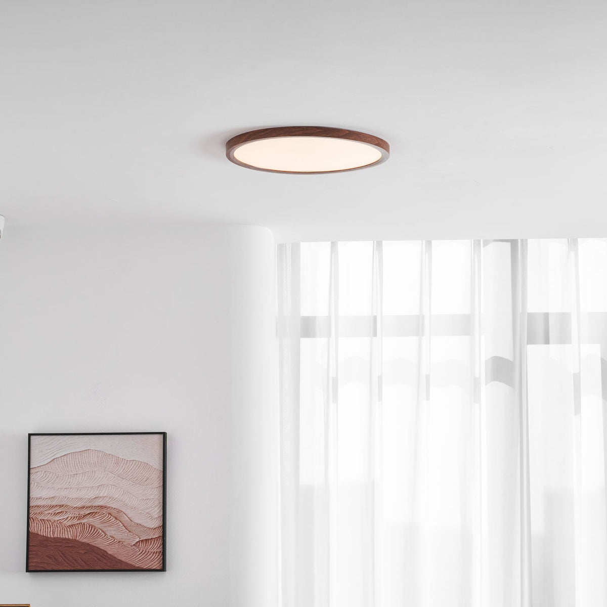 Slanke plafondlamp van walnoot met vlakke montage
