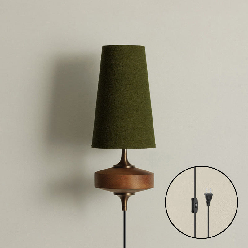 Wandlamp met stekker van walnoot en messing