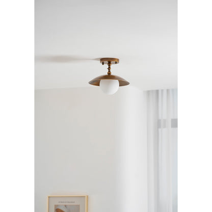 Messingkleurige half-inbouwplafondlamp met koepelshade