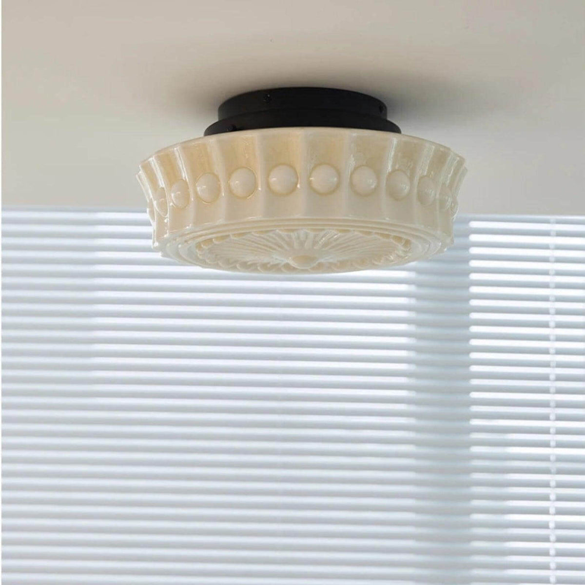 Plafondlamp van melkglas met geschulpte rand
