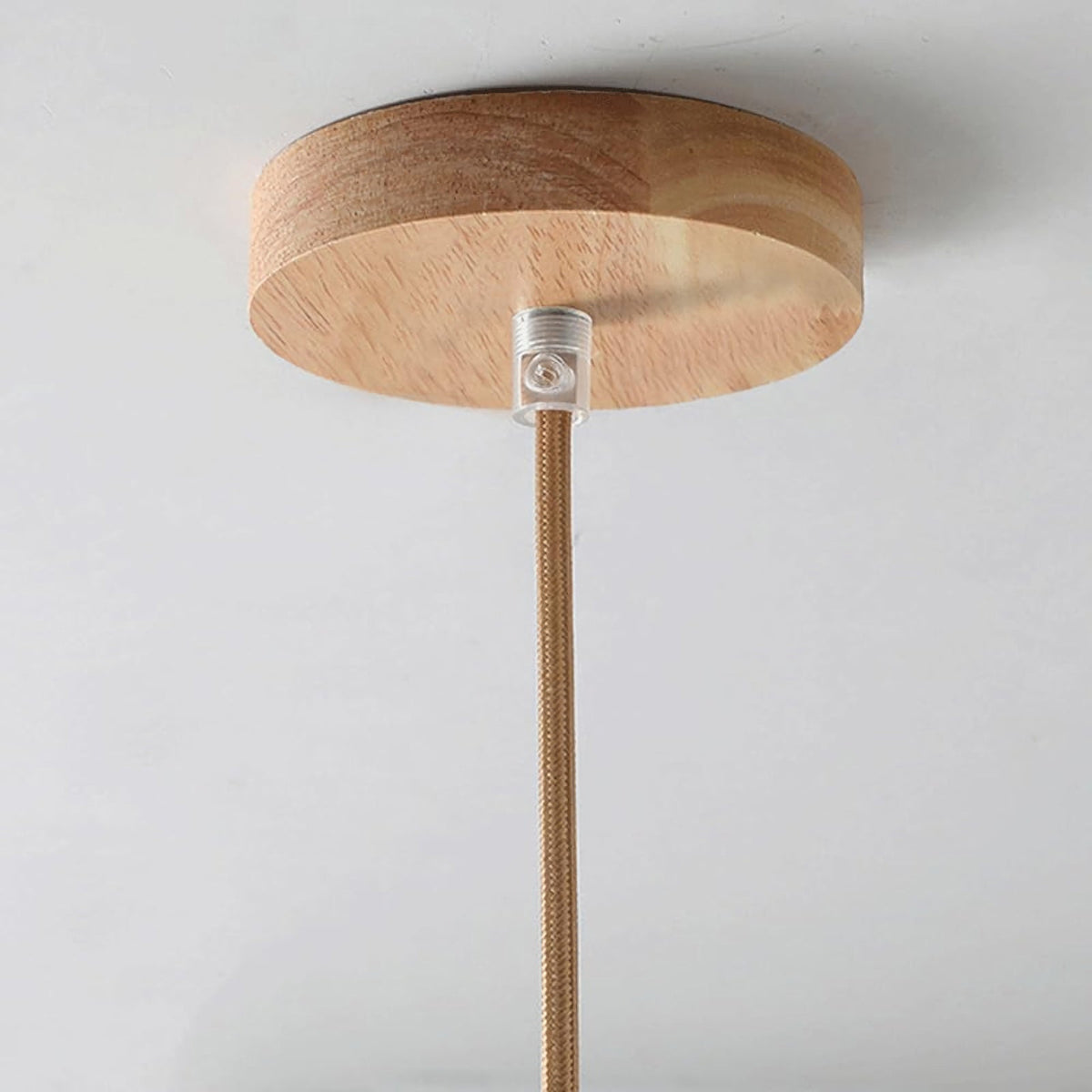Hanglamp van melkglas en hout