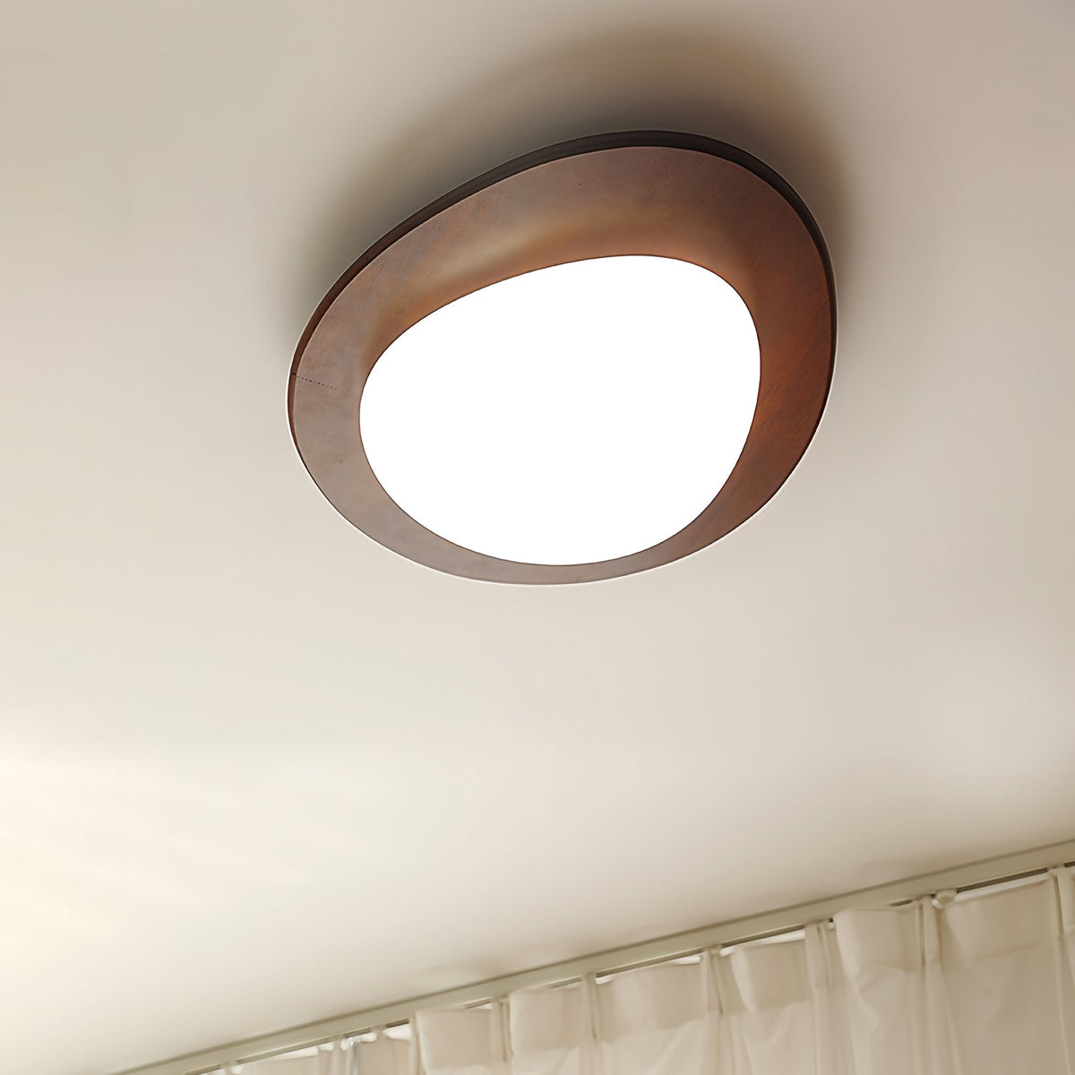 Gebeeldhouwde plafondlamp van walnoothout