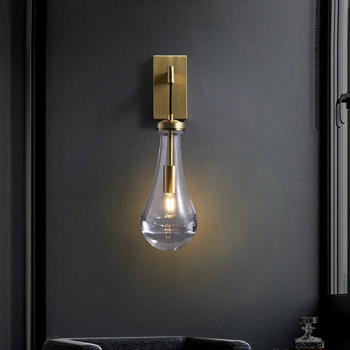 Wandlamp van traanvormig glas