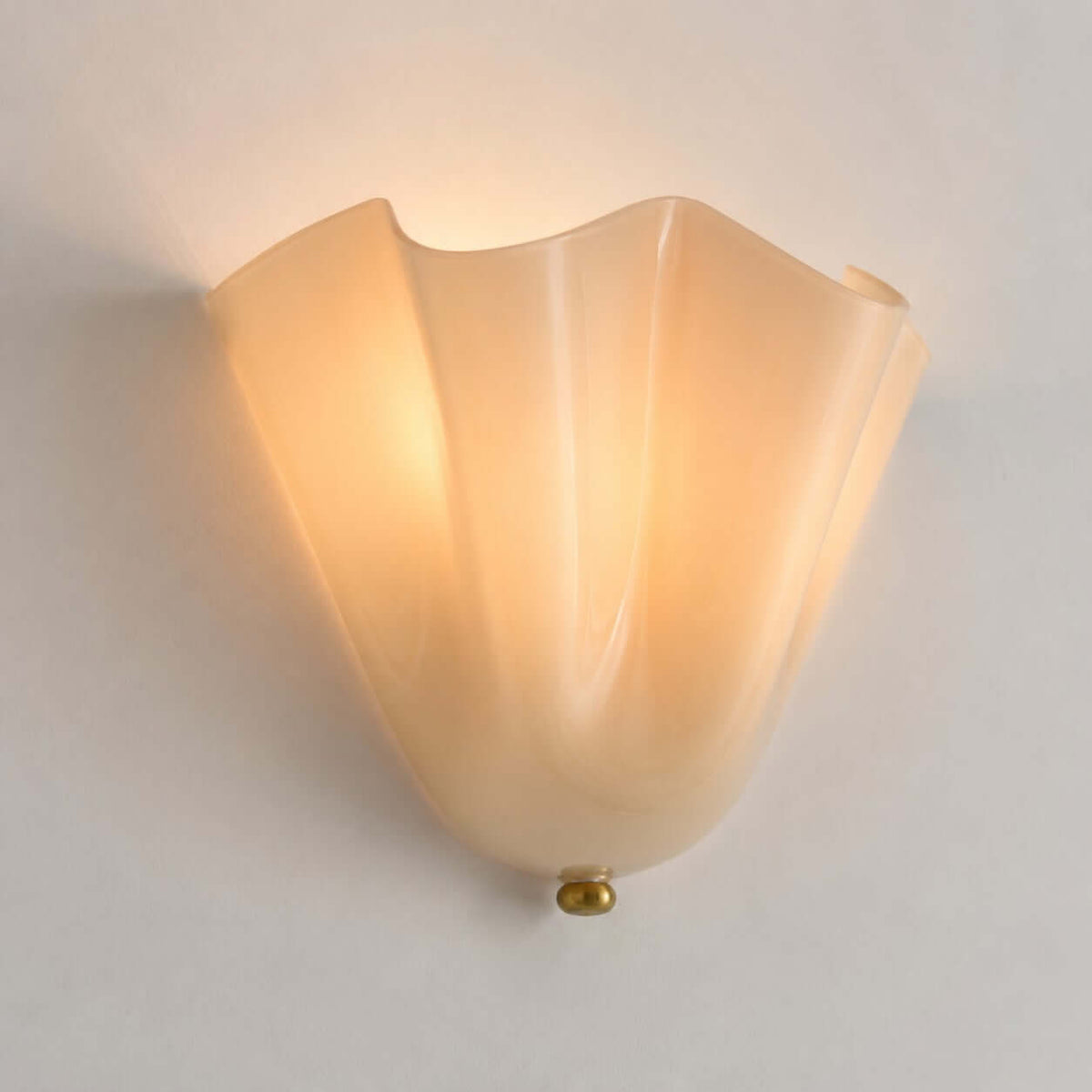 Wandlamp met gedrapeerd glas