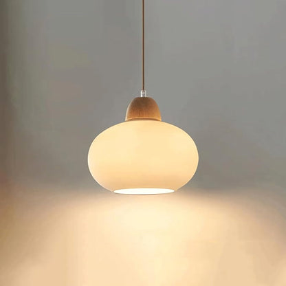 Hanglamp van melkglas en hout