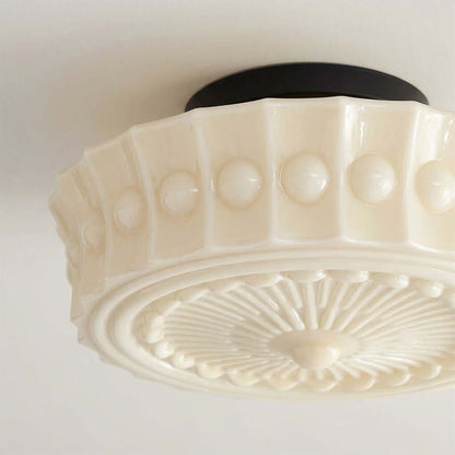 Plafondlamp van melkglas met geschulpte rand