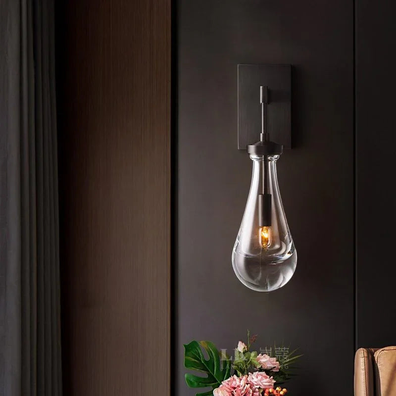 Wandlamp van traanvormig glas
