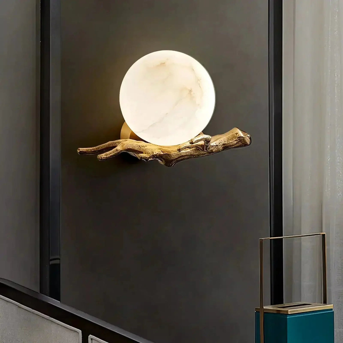 Wandlamp van albast met messingkleurige arm
