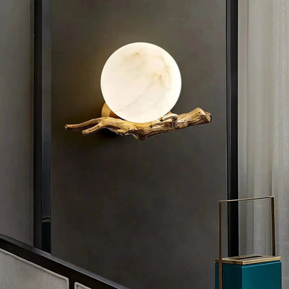 Wandlamp van albast met messingkleurige arm