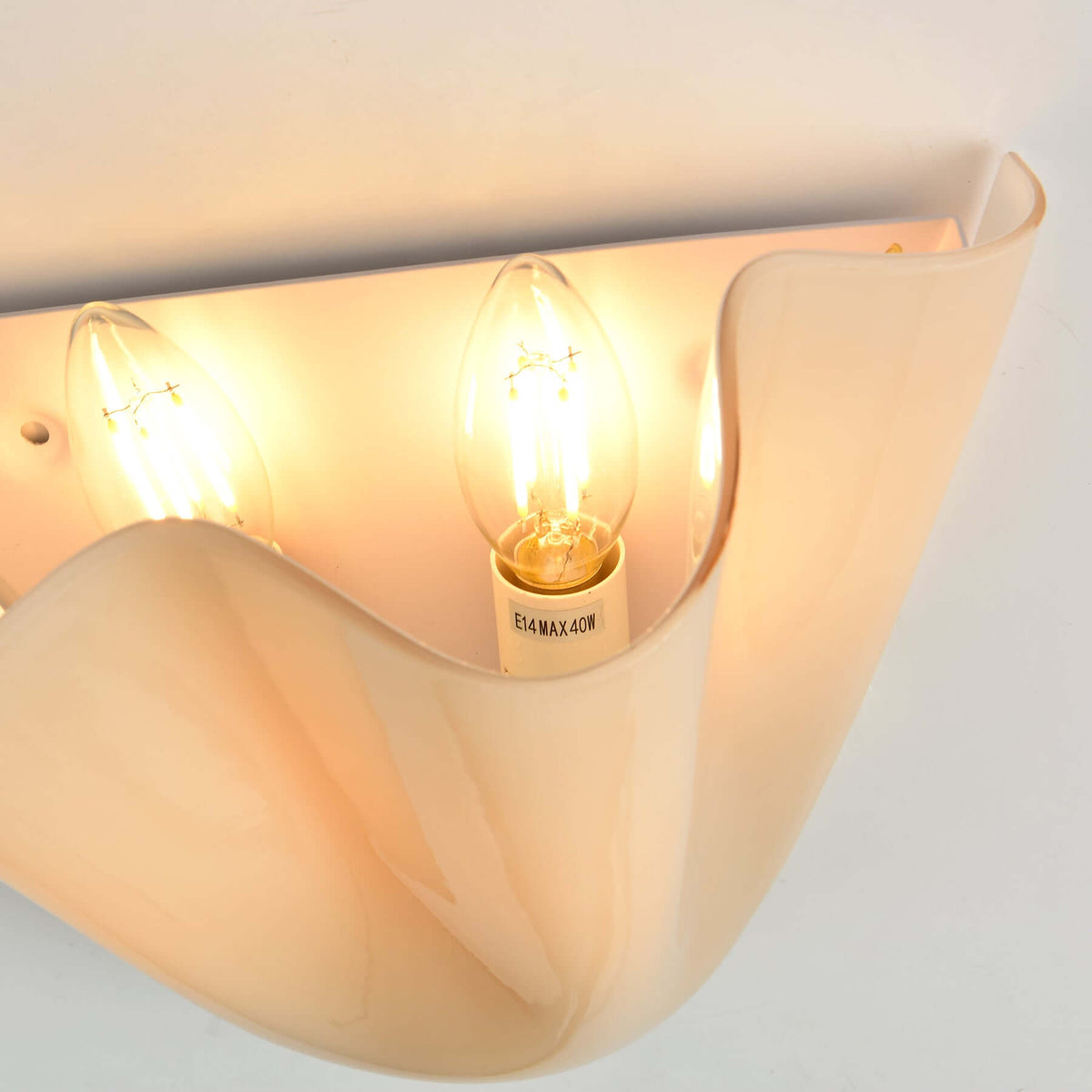 Wandlamp met gedrapeerd glas