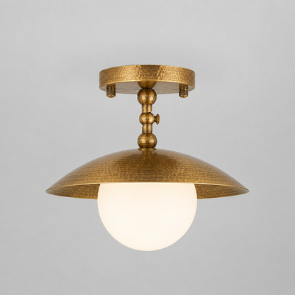 Platte plafondlamp met gehamerde koepel