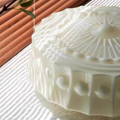 Plafondlamp van melkglas met geschulpte rand