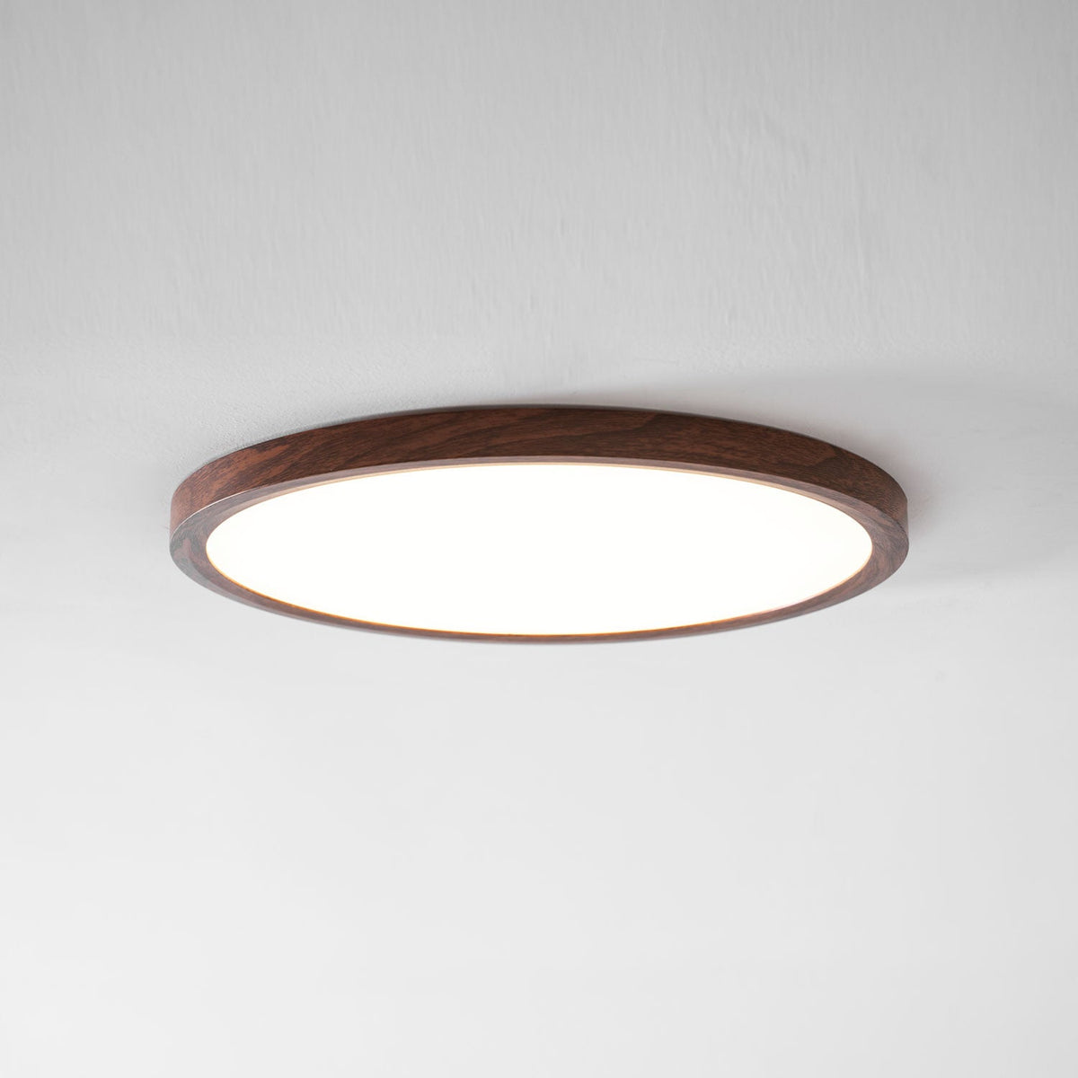 Slanke plafondlamp van walnoot met vlakke montage