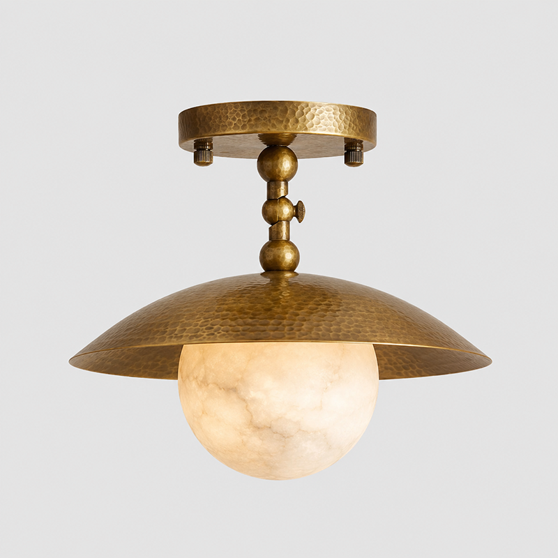 Platte plafondlamp met gehamerde koepel