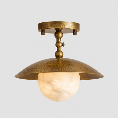Platte plafondlamp met gehamerde koepel