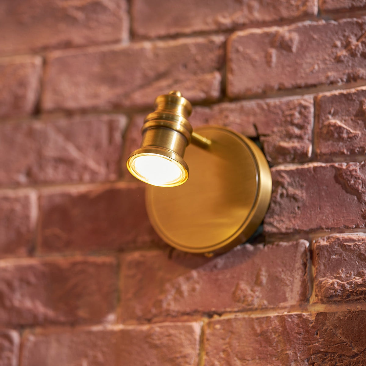 Messingkleurige lineaire wandspotverlichting