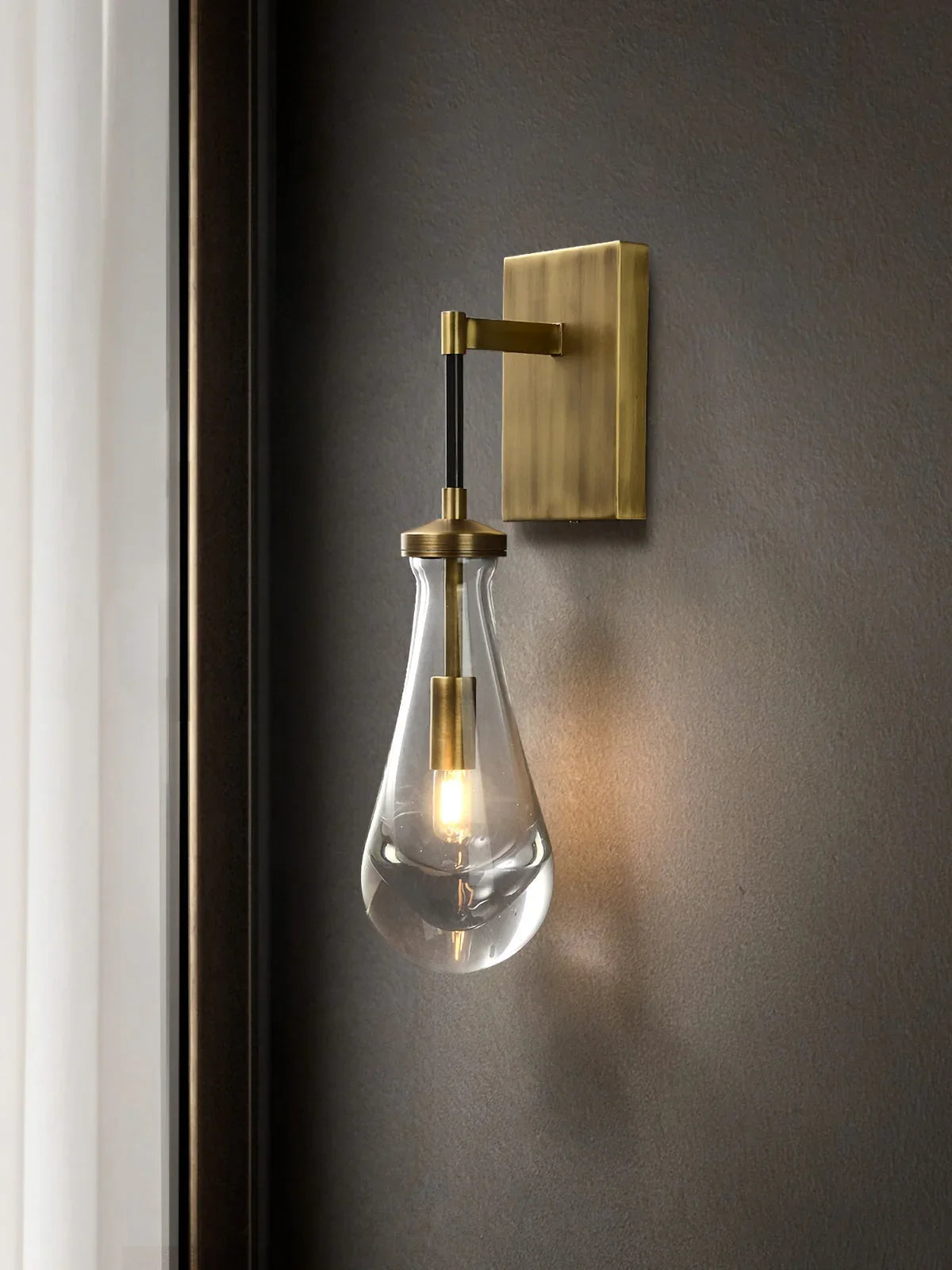 Wandlamp van traanvormig glas