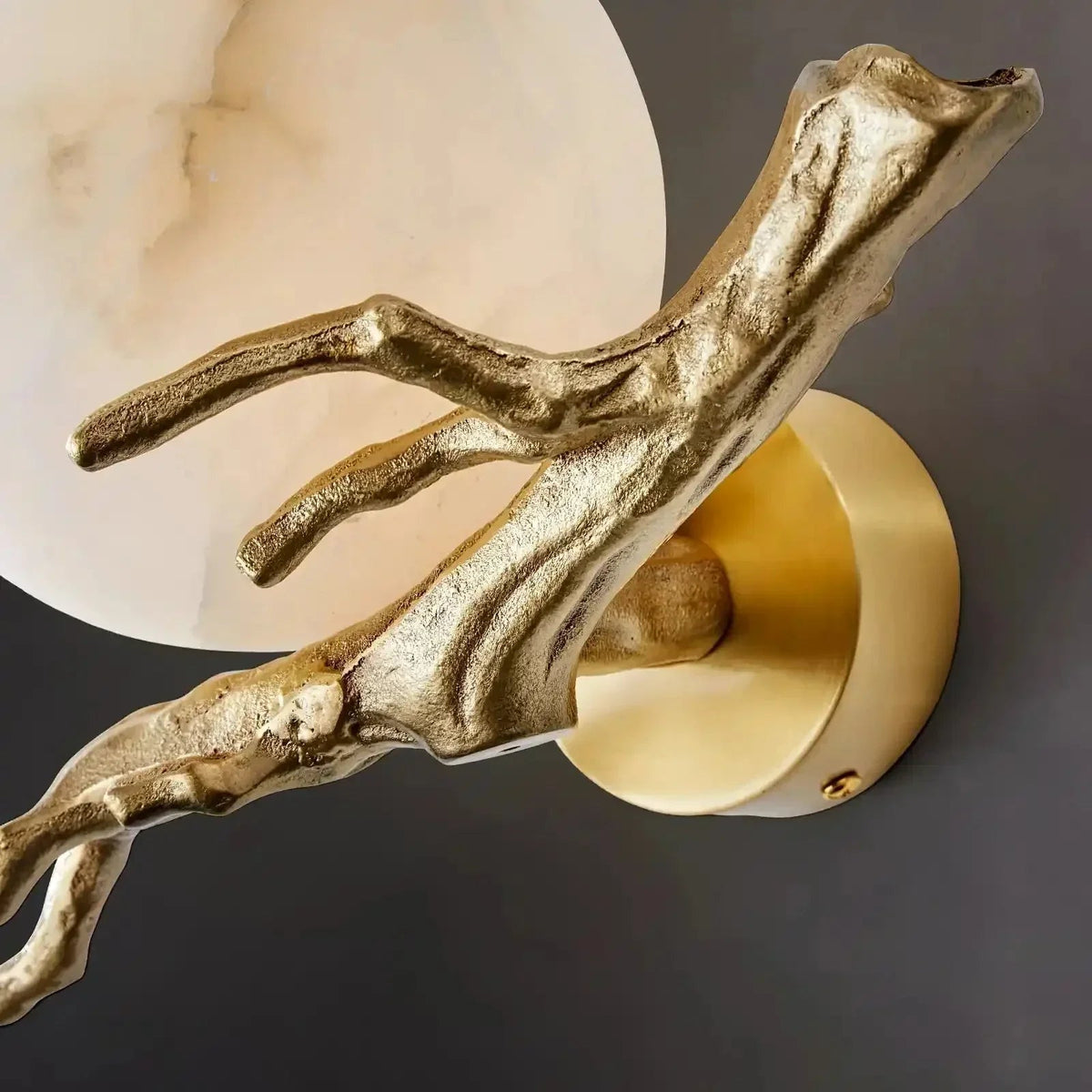 Wandlamp van albast met messingkleurige arm