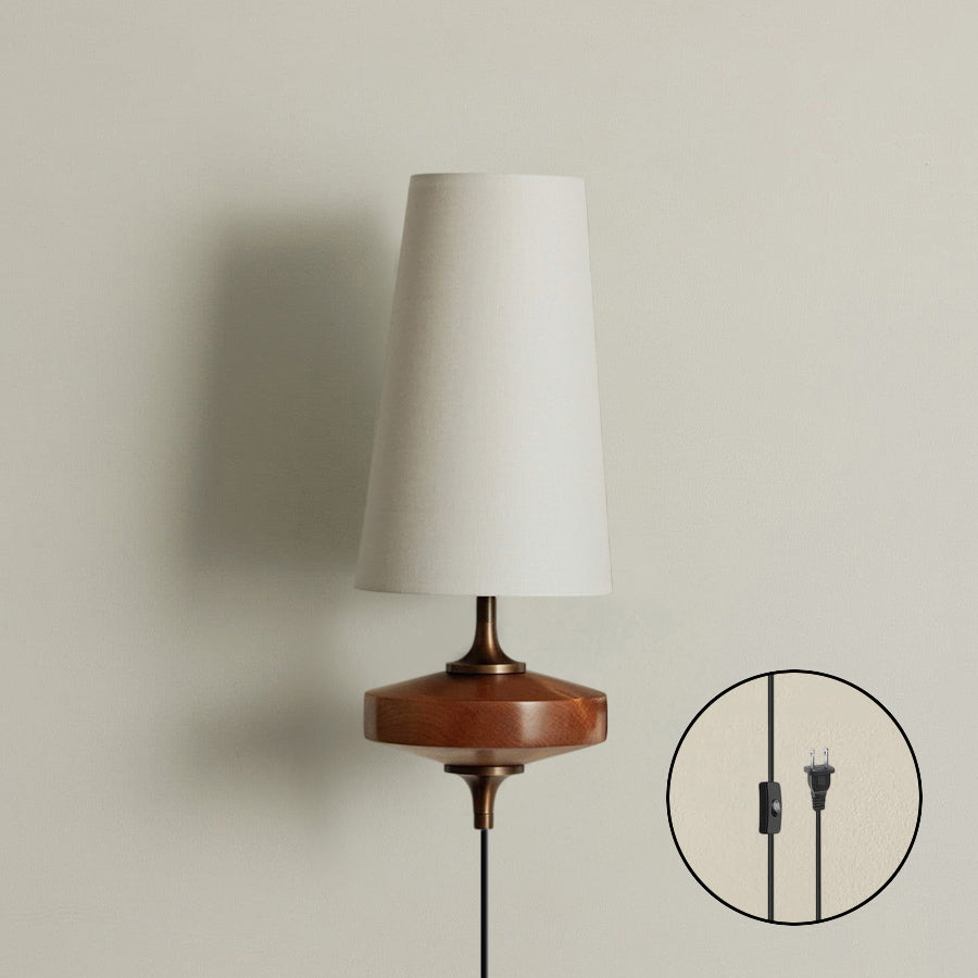 Wandlamp met stekker van walnoot en messing