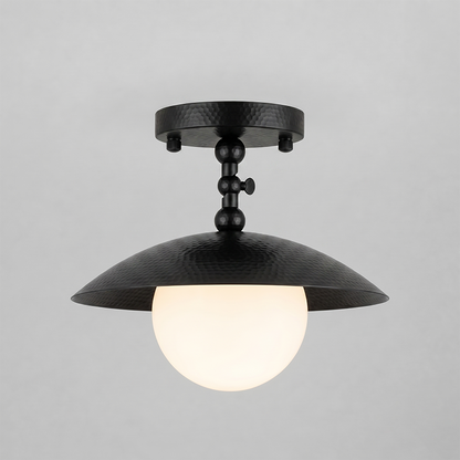 Platte plafondlamp met gehamerde koepel