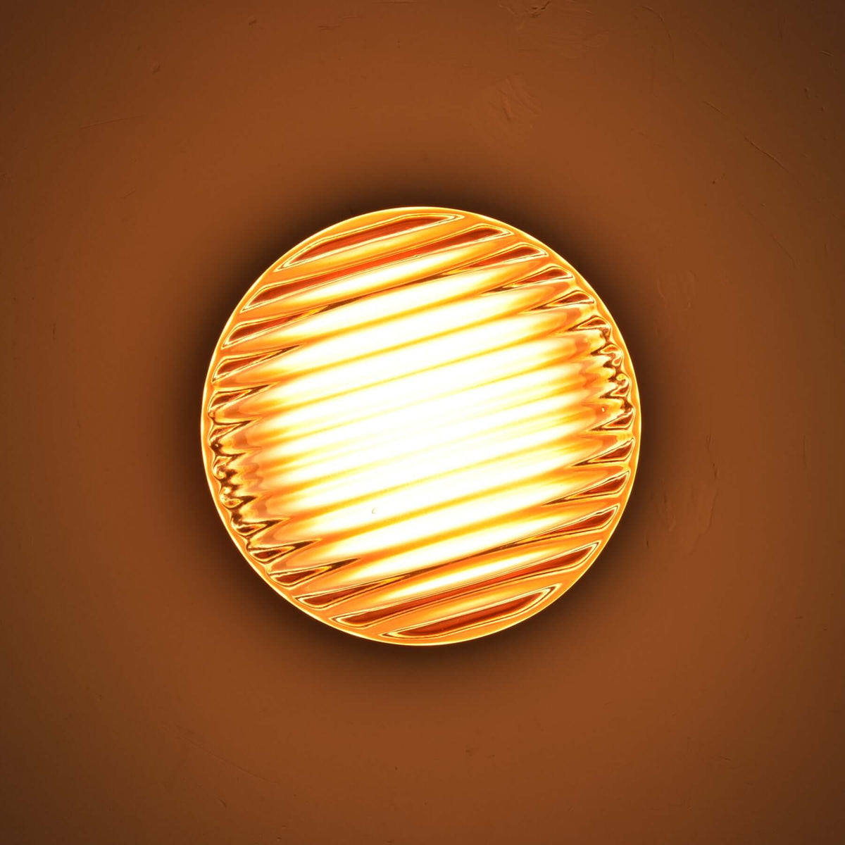 Ronde gekleurde wandlamp