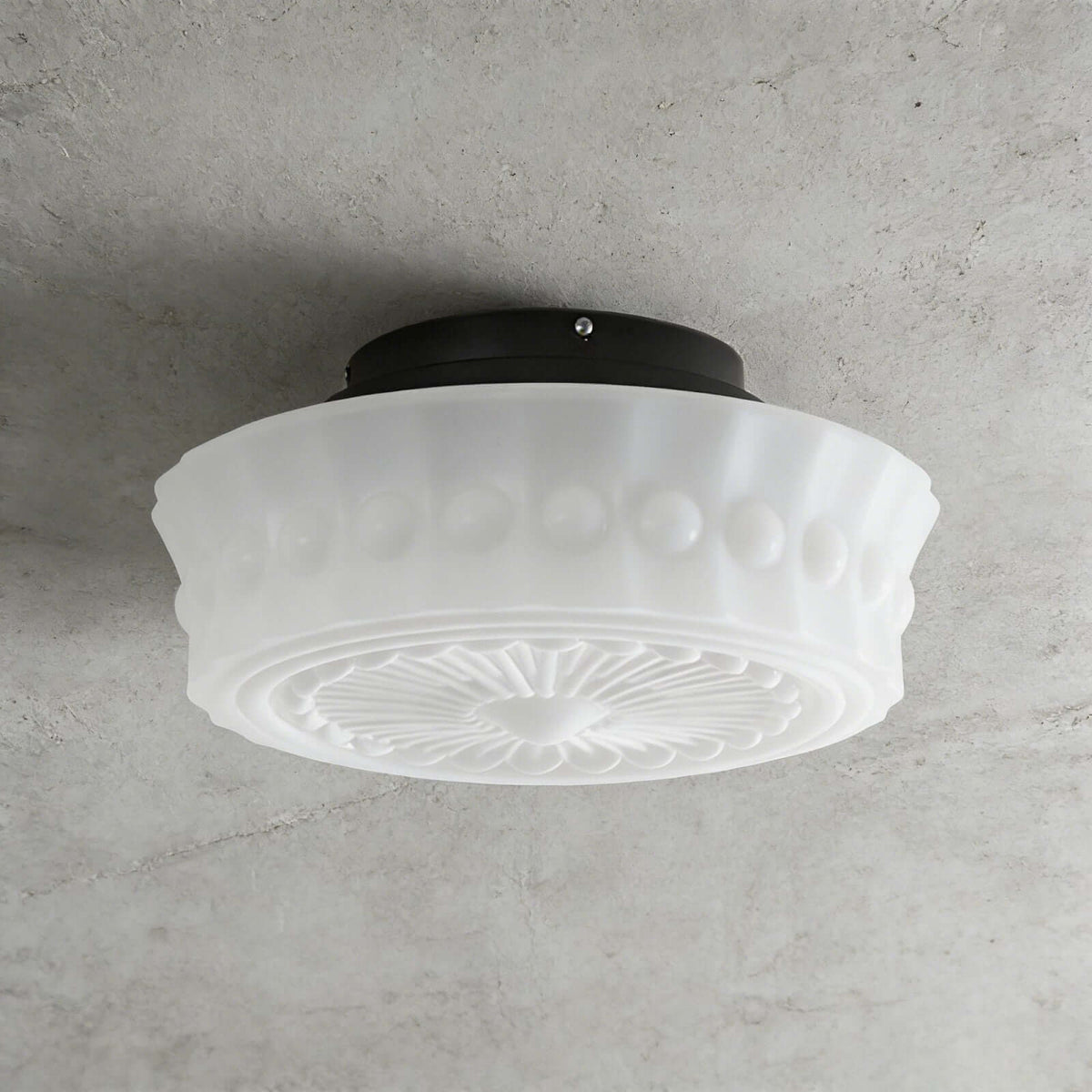 Plafondlamp van melkglas met geschulpte rand