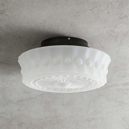Plafondlamp van melkglas met geschulpte rand