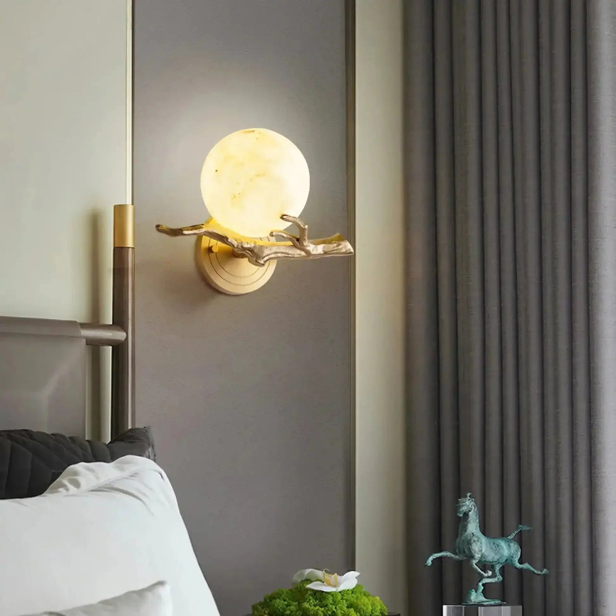 Wandlamp van albast met messingkleurige arm