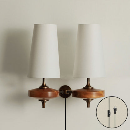 Wandlamp met stekker van walnoot en messing