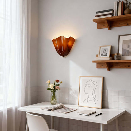 Wandlamp met gedrapeerd glas
