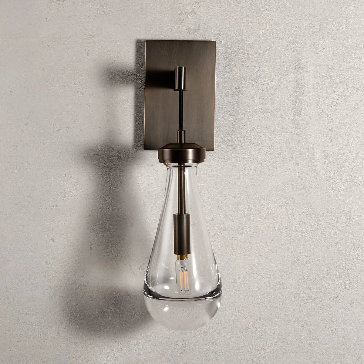 Wandlamp van traanvormig glas